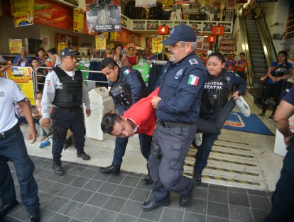 Jóvenes que viajaban en un auto en estado de ebriedad en pleno centro de la capital causaron alboroto, al provocar un choque contra el vehículo que conducía una mujer, y ponerse agresivos, incluso golpeando a la mujer. 