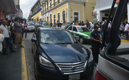 Lío ocasionado por jóvenes que conducían alcoholizados en el centro de Xalapa, ocasionó entorpecimiento del tráfico en la calle Lucio por al menos 40 minutos la tarde de este viernes.  