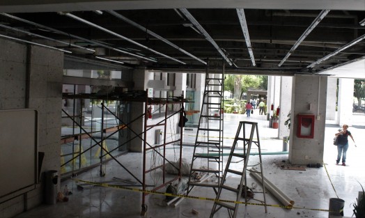 En el Palacio Legislativo revisan para componer diferentes goteras y humedades que hay en el Congreso, esto por las constanes lluvias que hay y que en más de tres legislaturas pasadas no se había revisado.
