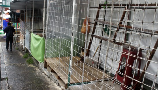 Les dieron la mano y se tomaron el pie.Vendedores invaden las escalinatas del costado del Mercado Galeana, al parecer nadamás era para cuando hay ventas de temporada, como Todos Santos, Navidad, Año Nuevo,pero ya hasta cajones tienen.
