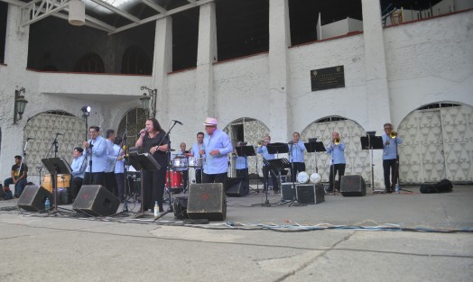 La orquesta de Salsa de la UV puso a bailar a más de uno en Los Lagos, con ritmos caribeños armó el ambiente entre los asistentes.