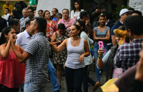La orquesta de Salsa de la UV puso a bailar a más de uno en Los Lagos, con ritmos caribeños armó el ambiente entre los asistentes.
