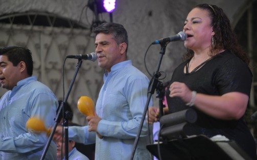 La orquesta de Salsa de la UV puso a bailar a más de uno en Los Lagos, con ritmos caribeños armó el ambiente entre los asistentes.