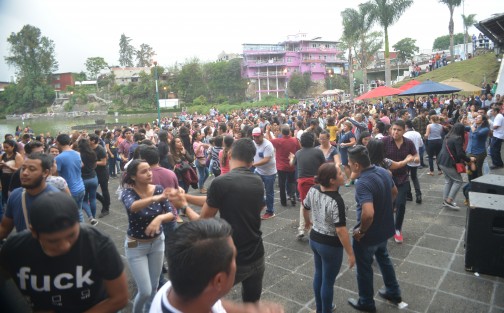 La orquesta de Salsa de la UV puso a bailar a más de uno en Los Lagos, con ritmos caribeños armó el ambiente entre los asistentes.