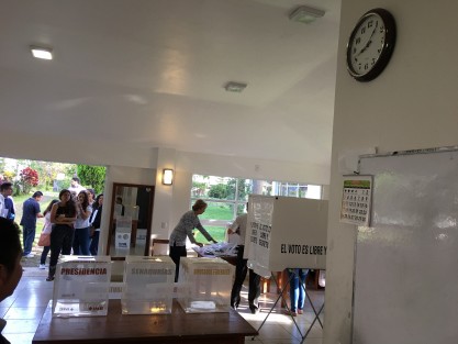 Como ya es habitual ni cercano a las ocho horas, ni 20 minutos después de la hora establecida para su apertura, las casillas electorales lo han hecho, y en su mayoría se encuentran aún en etapa de instalación