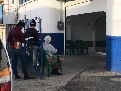 Personas de la tercera edad en su mayoría, quienes acudieron puntuales a las Casillas para emitir su voto. Sin embargo su espera se alarga más de media hora.