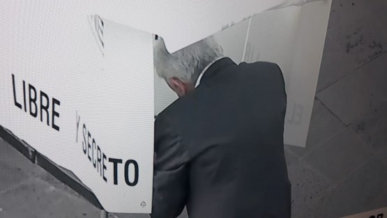 Antes de que abriera la casilla que le corresponde, llegó el candidato presidencial Andrés Manuel López Obrador, quien comento que éste será un día histórico.  