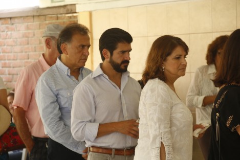 El gobernador de Veracruz, Miguel Ángel Yunes Linares, acudió a emitir su voto en compañía de su esposa y su hijo Omar Yunes. ¿Vivirán en la misma casa?