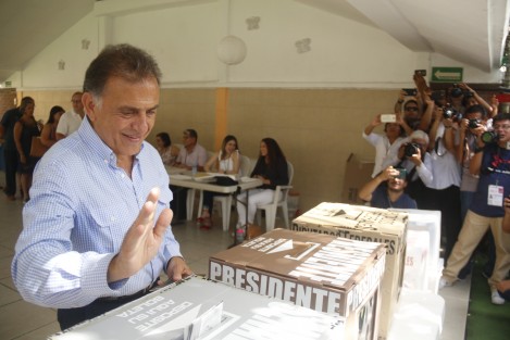 Con un <em>empujoncito</em>, el gobernador Miguel Ángel Yunes Linares depositó su voto a favor de los candidatos de su preferencia. 