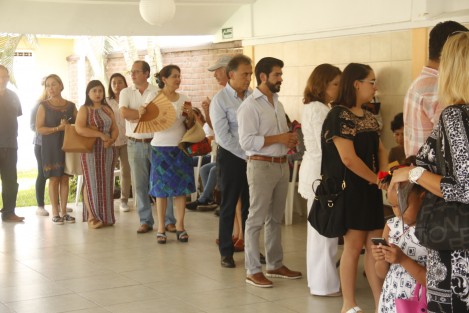  El gobernador de Veracruz, Miguel Ángel Yunes Linares, acudió a emitir su voto en compañía de su esposa y su hijo Omar Yunes. ¿Vivirán en la misma casa?
