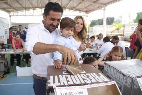 El candidato a la gubernatura Miguel Ángel Yunes Márquez, votó en una casilla del fraccionamiento Costa de Oro. Le acompañó su familia. Como que no quería entrar la boleta para la presidencia de la República.