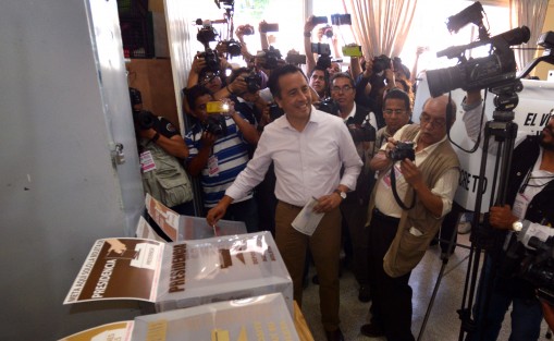 El candidato a la gubernatura por la coalición Juntos Haremos Historia,Cuitláhuac García Jiménez, emitió su voto en la Telesecundaria Nicolás Bravo, de Xalapa. 