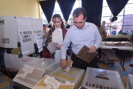 Al acudir junto con su familia a emitir su sufragio a la casilla 3038 ubicada en la escuela primaria Adalberto Tejeda de la colonia Landa en Perote, Veracruz, Pepe Yunes hizo un llamado a ejercer el voto con libertad, refiriendo que éste es un derecho ganado con el trabajo y el empeño de muchos hombres y mujeres.  