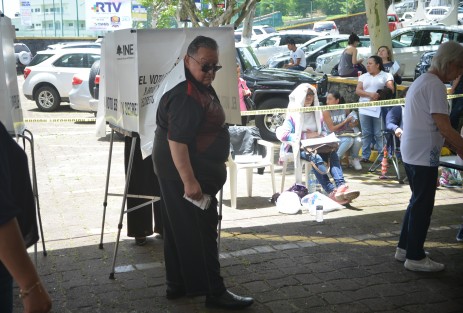 Como es habitual, varios políticos acudieron a emitir su voto en las casillas instaladas en el Club Britania del Fraccionamiento Las Ánimas de Xalapa, incluso algunos que tienen residencia en otra zona de la capital.