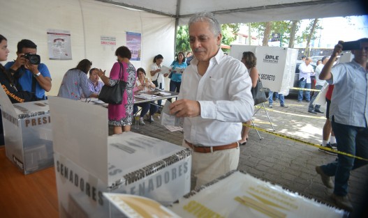 Como es habitual, varios políticos acudieron a emitir su voto en las casillas instaladas en el Club Britania del Fraccionamiento Las Ánimas de Xalapa, incluso algunos que tienen residencia en otra zona de la capital.