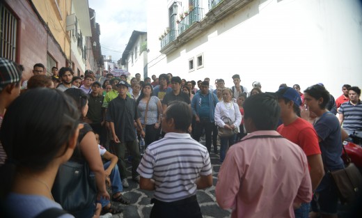 Personas que dicen haber estado formados  desde la mañana exigen votar en la casilla especial del palacio municipal. Por algunos minutos cerraron Enríquez.