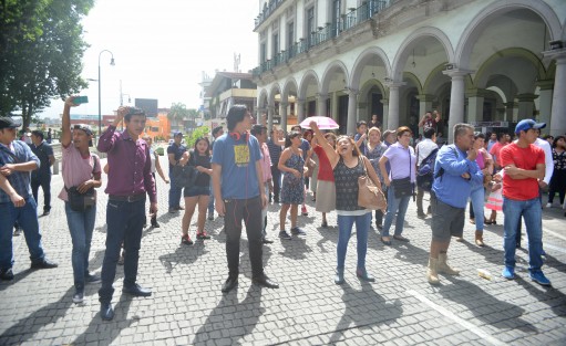 Personas que dicen haber estado formados  desde la mañana exigen votar en la casilla especial del palacio municipal. Por algunos minutos cerraron Enríquez.