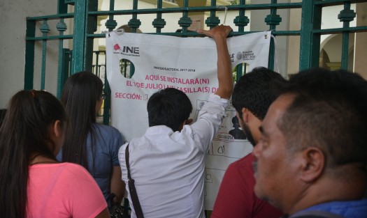 Al ser notificados que se habían acabado las boletas para la casilla especial en Palacio Municipal, los votantes se apostaron en la entrada exigiendo el derecho al voto. 