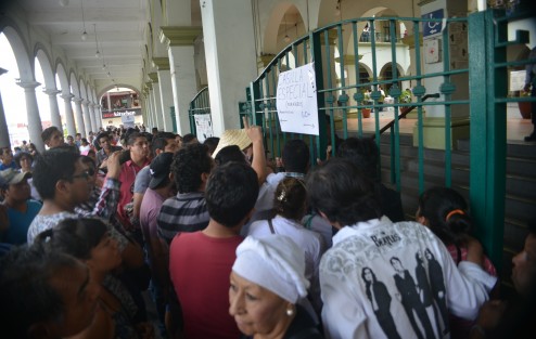 Al ser notificados que se habían acabado las boletas para la casilla especial en Palacio Municipal, los votantes se apostaron en la entrada exigiendo el derecho al voto. 