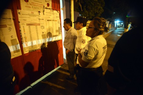 Varias personas, incluyendo personal de Tránsito del Estado estuvieron muy pendientes de los resultados que se fueron dando a lo largo de la noche, los cuales fluyeron lento debido a la copiosa votación.