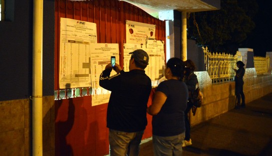 Varias personas, incluyendo personal de Tránsito del Estado estuvieron muy pendientes de los resultados que se fueron dando a lo largo de la noche, los cuales fluyeron lento debido a la copiosa votación.