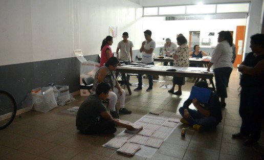 Varias personas, incluyendo personal de Tránsito del Estado estuvieron muy pendientes de los resultados que se fueron dando a lo largo de la noche, los cuales fluyeron lento debido a la copiosa votación.