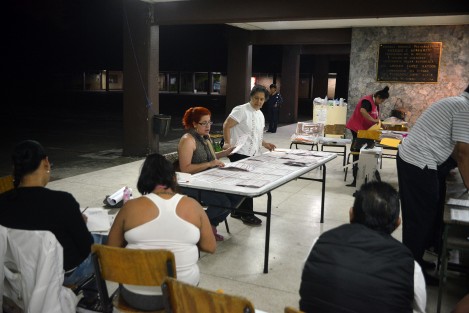 Varias personas, incluyendo personal de Tránsito del Estado estuvieron muy pendientes de los resultados que se fueron dando a lo largo de la noche, los cuales fluyeron lento debido a la copiosa votación.