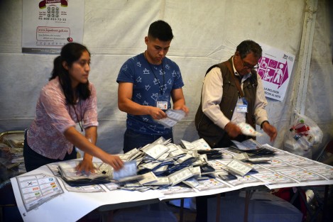 Varias personas, incluyendo personal de Tránsito del Estado estuvieron muy pendientes de los resultados que se fueron dando a lo largo de la noche, los cuales fluyeron lento debido a la copiosa votación. 