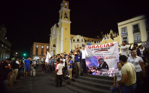 Algunos simpatizantes de MORENA festejaron en plaza Lerdo el triunfo del partido MORENA en las elecciones, presidenciales y algunas estatales.