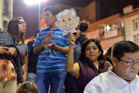 Algunos simpatizantes de MORENA festejaron en plaza Lerdo el triunfo del partido MORENA en las elecciones, presidenciales y algunas estatales.
