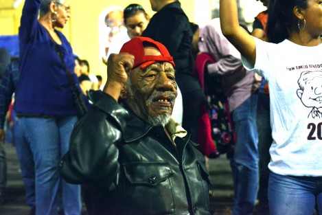 Algunos simpatizantes de MORENA festejaron en plaza Lerdo el triunfo del partido MORENA en las elecciones, presidenciales y algunas estatales.