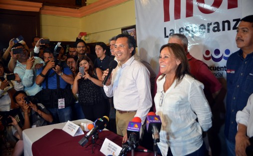 Luego de que el OPLE diera a conocer los resultados del conteo rápido, en el cual se le da a Cuitláhuac García una ventaja de entre 6.9 y 7.2% en la votación sobre Miguel Ángel Yunes Márquez, los candidatos de MORENA ofrecieron otra conferencia de prensa, para reiterar el triunfo contundente de los candidatos de la coalición Juntos Haremos Historia. 