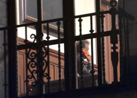 Aunque era domingo por la tarde y no trabaja, el gobernador de Veracruz, Miguel Ángel Yunes Linares estuvo en Palacio de Gobierno realizando llamadas desde Sala de Banderas, dándole seguimiento a través del teléfono rojo a los resultados de las Elecciones 2018.