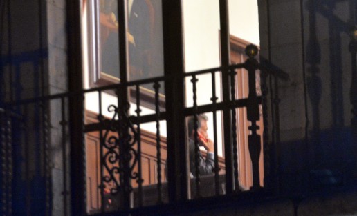 Aunque era domingo por la tarde y no trabaja, el gobernador de Veracruz, Miguel Ángel Yunes Linares estuvo en Palacio de Gobierno realizando llamadas desde Sala de Banderas, dándole seguimiento a través del teléfono rojo a los resultados de las Elecciones 2018.