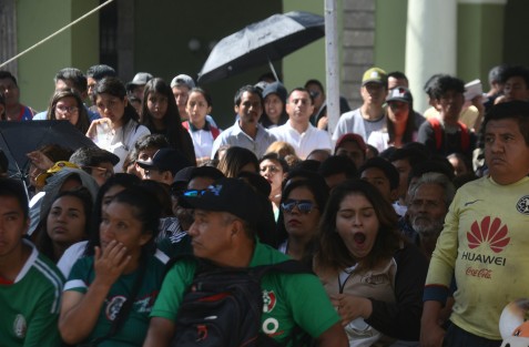 Así se vivió el partido  de México vs Brasil en la plaza Lerdo con caras largas y desánimo vieron cómo los brasileños ganaron el partido 2-0.