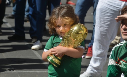 Así se vivió el partido  de México vs Brasil en la plaza Lerdo con caras largas y desánimo vieron cómo los brasileños ganaron el partido 2-0.