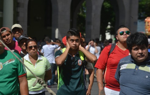 Así se vivió el partido  de México vs Brasil en la plaza Lerdo con caras largas y desánimo vieron cómo los brasileños ganaron el partido 2-0.