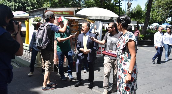 Previo a su mensaje  vía Facebook, el gobernador Miguel Ángel Yunes Linares salió a bolearse los zapatos al parque Juárez, donde no quiso dar declaraciones a los medios. 