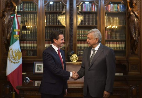 
El virtual nuevo presidente de México, Andrés Manuel López Obrador, acudió a Palacio Nacional para reunirse con el Presidente Enrique Peña Nieto, y acordar los primeros pasos de la transición del Poder Ejecutivo.