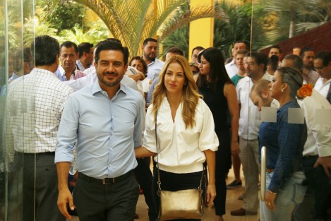 Miguel Ángel Yunes Márquez ofreció un rueda de prensa para reconocer que los resultados de elección a la gubernatura de Veracruz, no le favorecen. Deseó éxito al próximo gobernador.
