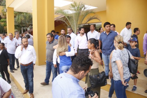 Al lugar llegaron militantes panistas y de MC, así como excandidatos de la coalición, ganadores y también perdedores en el proceso electoral. 