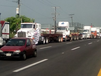 Empresarios del ramo transportista pidieron la intervención del presidente electo Andrés Manuel López Obrador para que al asumir el poder, derogue la norma -012, referente a las dimensiones de las unidades permitidas.