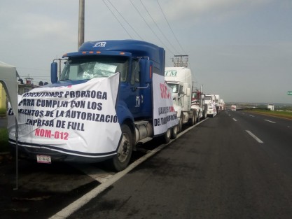 Empresarios del ramo transportista pidieron la intervención del presidente electo Andrés Manuel López Obrador para que al asumir el poder, derogue la norma -012, referente a las dimensiones de las unidades permitidas.