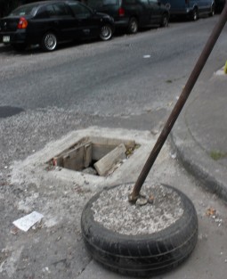 Hay mucho que hacer en remendar tantos hoyos y baches en Xalapa, que cada vez se ven más.