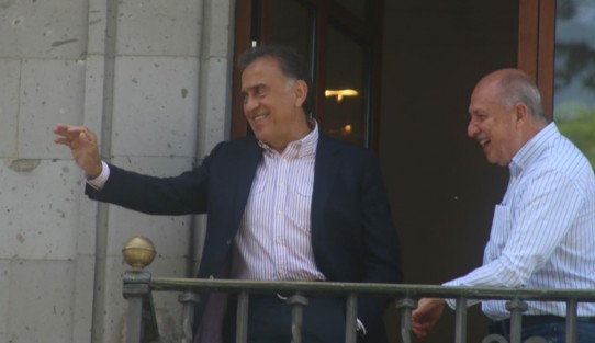 El gobernador Miguel Ángel Yunes Linares y Manuel Muñoz Ganem salieron al balcón de Palacio de Gobierno a saludar a los xalapeños que por ahí circulaban en ese momento.  