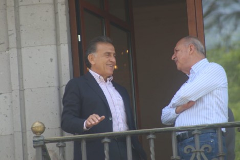 El gobernador Miguel Ángel Yunes Linares y Manuel Muñoz Ganem salieron al balcón de Palacio de Gobierno a saludar a los xalapeños que por ahí circulaban en ese momento.  
