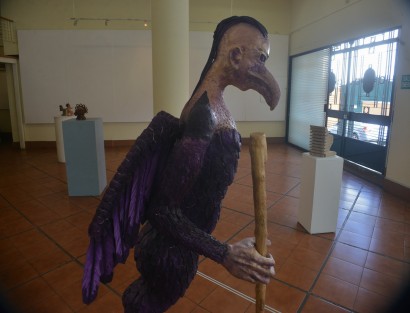 En la galería de la biblioteca Carlos Fuentes, la cual regularmente expone el trabajo de jóvenes talentos, se encuentra la exposición Mundo Paralelo, de los artistas plásticos Antonio Oliva, Pablo Rosales, Deneb LM y Gamaliel Oliva (Hari Chandler). 