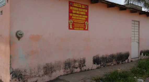 Vecinos de la colonia Dos Caminos,de la ciudad de Veracruz, colocaron mantas en algunas de sus viviendas para advertir a los delincuentes que si se atreven a robar en esa zona, serán linchados por los habitantes del lugar.