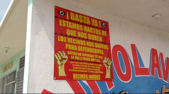 Vecinos de la colonia Dos Caminos,de la ciudad de Veracruz, colocaron mantas en algunas de sus viviendas para advertir a los delincuentes que si se atreven a robar en esa zona, serán linchados por los habitantes del lugar.