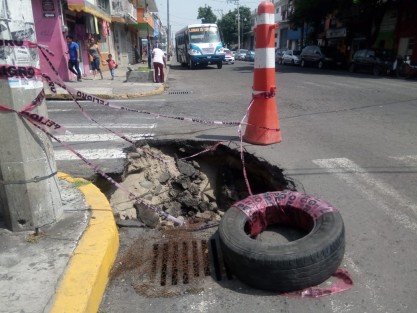 Se registró un hundimiento en las calles de Bravo y Esteban Morales. En la ciudad de Veracruz, el hoyanco, provocado por el reblandecimiento del terreno, representa un riesgo para transeúntes y vehículos que circulas por el lugar.